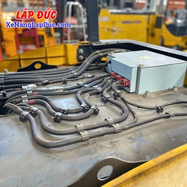 xe-nang-dien-ngoi-2-5-tan-komatsu-fe25-1(10) Xe Nâng Điện Ngồi 2.5 Tấn KOMATSU FE25-1