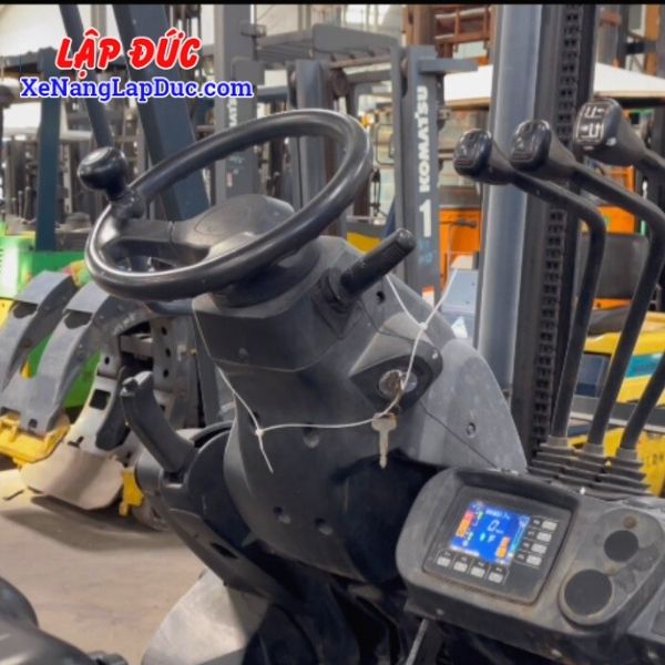 xe-nang-dien-ngoi-2-5-tan-komatsu-fe25-1(12) Xe Nâng Điện Ngồi 2.5 Tấn KOMATSU FE25-1