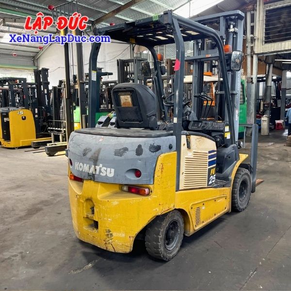 xe-nang-dien-ngoi-2-5-tan-komatsu-fe25-1(8) Xe Nâng Điện Ngồi 2.5 Tấn KOMATSU FE25-1