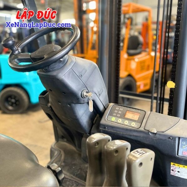 xe-nang-dien-ngoi-2-tan-komatsu-fb20a-12-2(4) Xe Nâng Điện Ngồi 2 Tấn KOMATSU FB20A-12