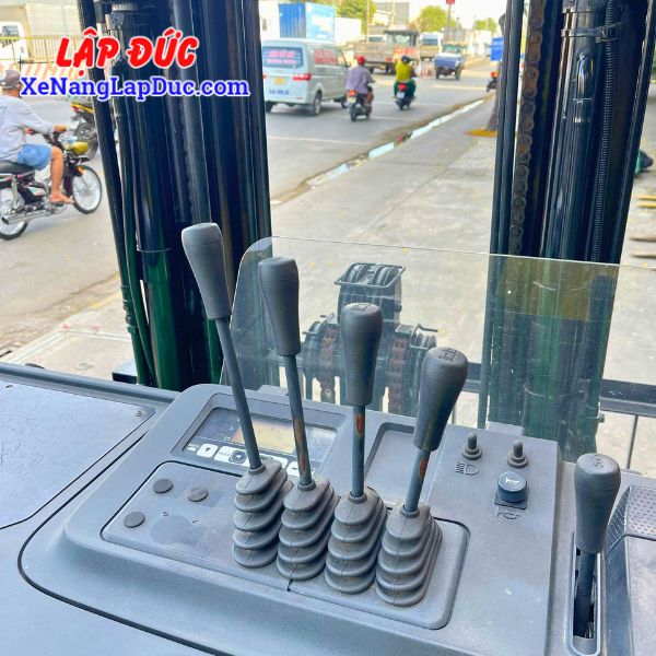 xe-nang-dien-dung-2-5-tan-toyota-8fbrs25 (6) Xe Nâng Điện Đứng 2.5 Tấn TOYOTA 8FBRS25