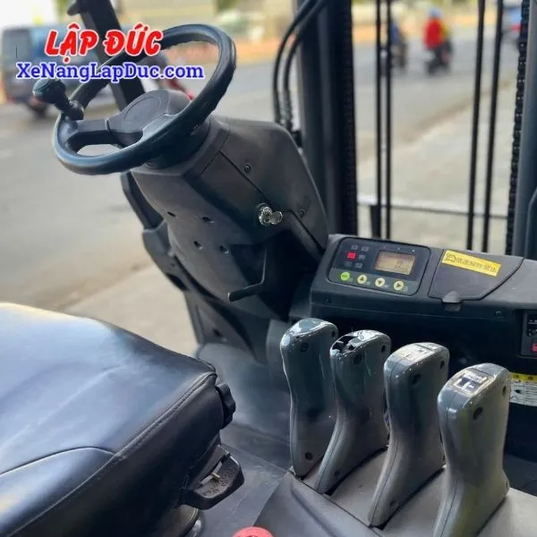 xe-nang-dien-ngoi-1-5-tan-komatsu-fb15-12-4 (7) Xe Nâng Điện Ngồi 1.5 Tấn KOMATSU FB15-12