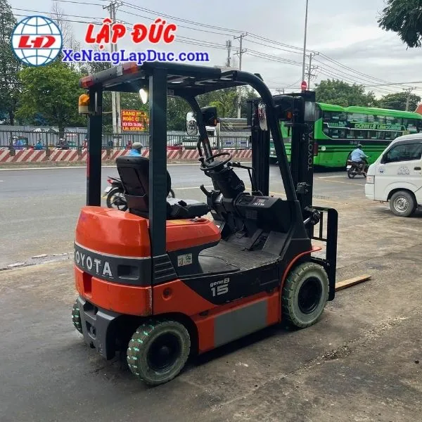 xe-nang-dien-ngoi-1-5-tan-toyota-8fb15-2 (3) Xe Nâng Điện Ngồi 1.5 Tấn TOYOTA 8FB15