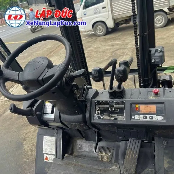 xe-nang-dien-ngoi-1-5-tan-toyota-8fb15-2 (4) Xe Nâng Điện Ngồi 1.5 Tấn TOYOTA 8FB15