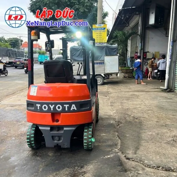 xe-nang-dien-ngoi-1-5-tan-toyota-8fb15-2 (5) Xe Nâng Điện Ngồi 1.5 Tấn TOYOTA 8FB15