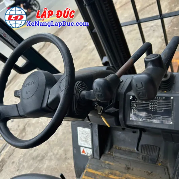 xe-nang-dien-ngoi-1-tan-toyota-8fb10-7 (7) Xe Nâng Điện Ngồi 1 Tấn TOYOTA 8FB10
