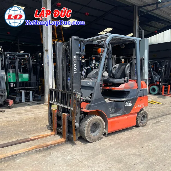 xe-nang-dien-ngoi-2-5-tan-toyota-8fb25 (1) Xe Nâng Điện Ngồi 2.5 Tấn TOYOTA 8FB25