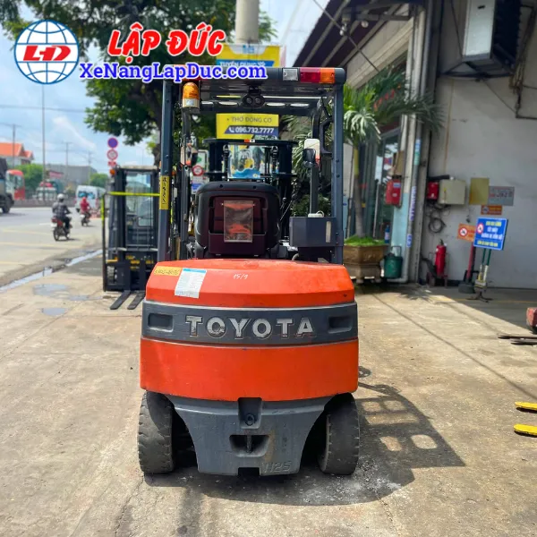 xe-nang-dien-ngoi-2-5-tan-toyota-8fb25 (6) Xe Nâng Điện Ngồi 2.5 Tấn TOYOTA 8FB25