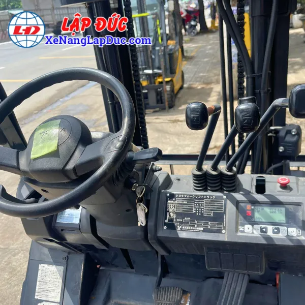 xe-nang-dien-ngoi-2-5-tan-toyota-8fb25 (7) Xe Nâng Điện Ngồi 2.5 Tấn TOYOTA 8FB25