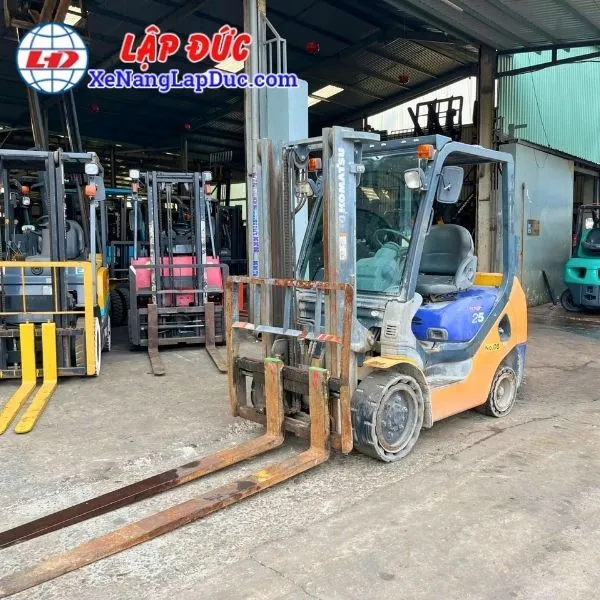 xe-nang-dau-2-5-tan-komatsu-fd25nt-16 (1) Xe Nâng Dầu 2.5 Tấn KOMATSU FD25NT-16